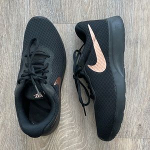 Nike Tanjun Sneakers (Black/Rose Gold, Size 6.5)